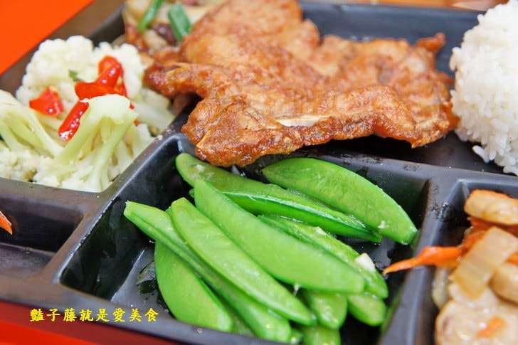 【小劉排骨飯專賣店】基隆火車站美食.鐵路排骨便當.碳烤雞腿好吃無誤.香酥雞排香噴噴.豔子藤美食地圖