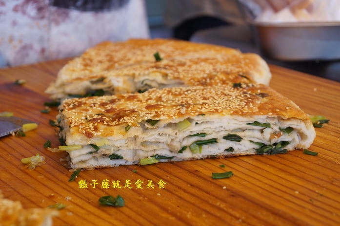 董家蔥花大餅．臺中自由路必吃美食．蔥多香酥美味小吃【豔子藤就是愛美食】