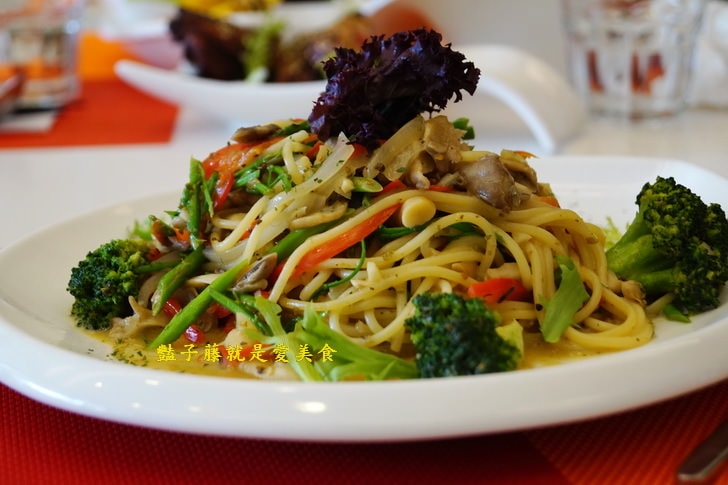 幸福好食咖啡Homecafe．美食料理法式香料雞腿排與人間有愛流浪動物認養餐廳