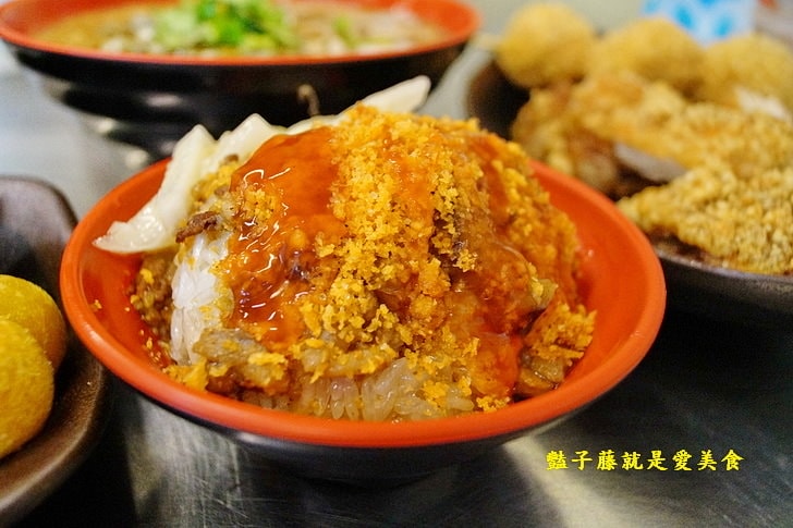 【台香麻辣大腸蚵仔麵線】台中西屯30年代傳統小吃.祖傳藥燉排骨.地瓜碰芋圓.古早味冬瓜茶配香雞排花枝丸