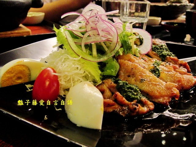 大戶屋日式定食．炭烤雞肉沙拉和豬肉泡菜土鍋蓋飯都很厲害【豔子藤就是愛美食】