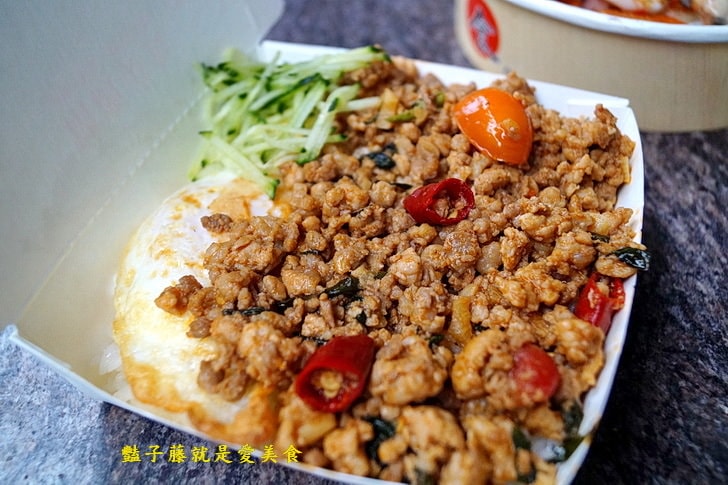 【泰后月亮蝦餅】台中一中街美食.晚餐吃什麼?泰式海鮮涼拌泡麵.打拋豬肉飯.爆漿起司蝦餅.泰式料理吃飽飽