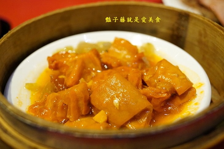 【紅點港飲食販店】台中港式飲茶．味菜蒸肥腸和蟹柳花枝餃蒸正點．波蘿包烤香點．燒臘點蜜汁叉燒