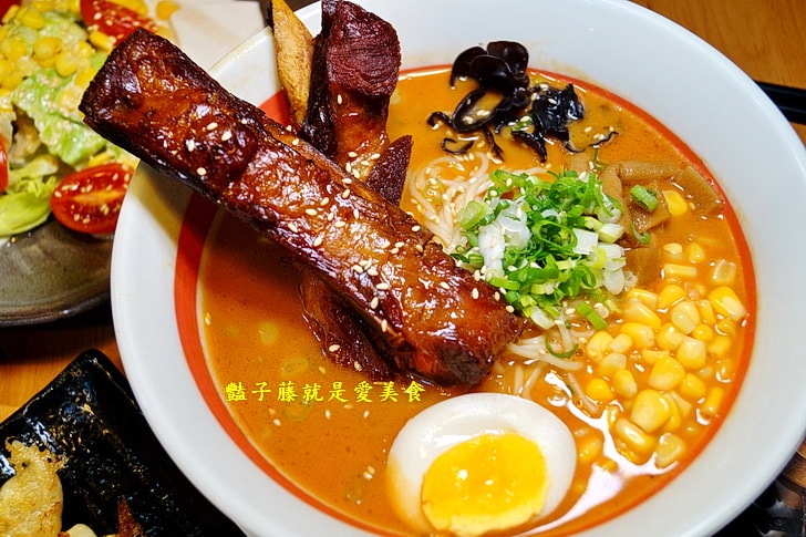 【麵屋一龍拉麵專門店】台中好吃拉麵推薦．豬肋排拉麵吮指回味．豚骨湯頭濃厚醇香．就愛海老蝦味拉麵