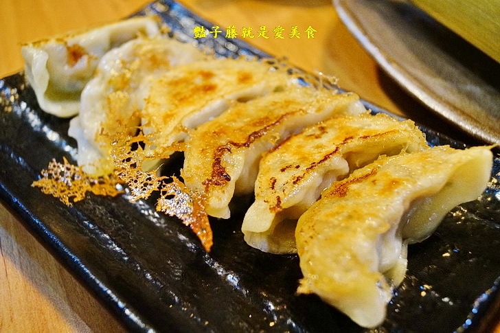 【麵屋一龍拉麵專門店】台中好吃拉麵推薦．豬肋排拉麵吮指回味．豚骨湯頭濃厚醇香．就愛海老蝦味拉麵