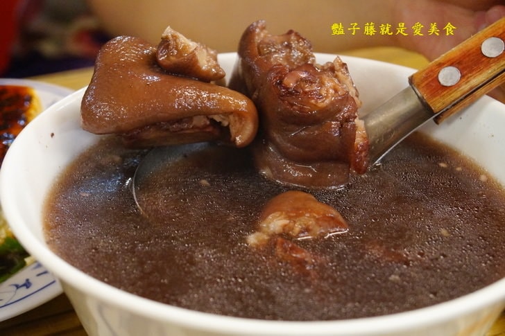 泰雅婆婆美食店．烏來老街美食芋頭月桃飯．黑森林勇士湯很厲害【豔子藤就是愛美食】