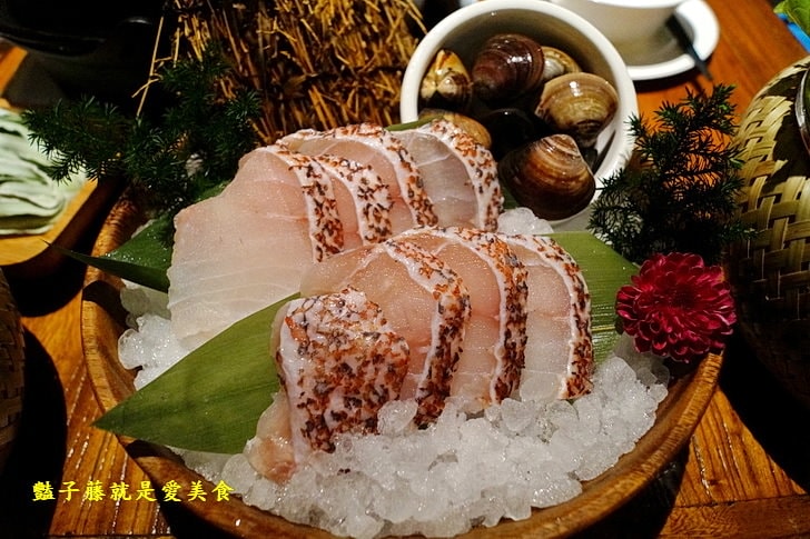 【八豆食府精緻鍋物】員外家裡的花田喜彘真是吃紅蘿蔔長大的豬.澳洲9級和牛鮮嫩汁多.鍋物湯底慢燉雞湯