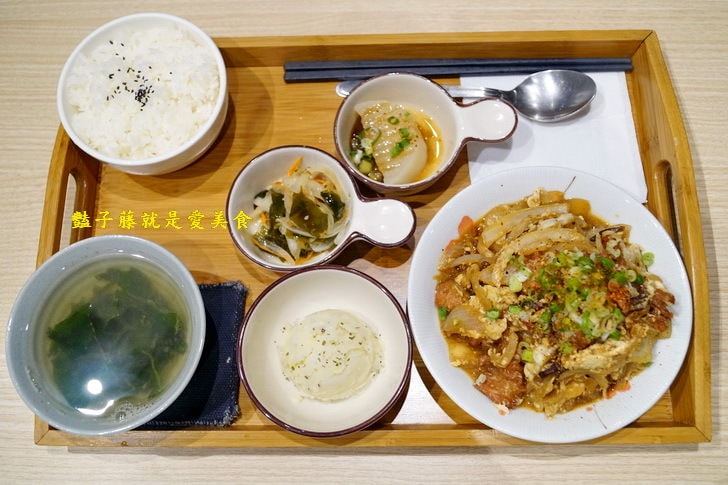【光蠟樹喫茶館】酥炸軟殼蟹日式人氣招牌．壽喜松阪超下飯料理．香蕉巧克力冰淇淋金磚好吃到不行