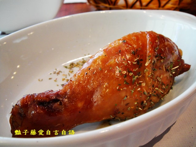 台中異國美食＆弗卡夏義式廚房。手工義式薄皮披薩+非點不可的脆薯和轟炸雞腿【豔子藤就是愛美食】