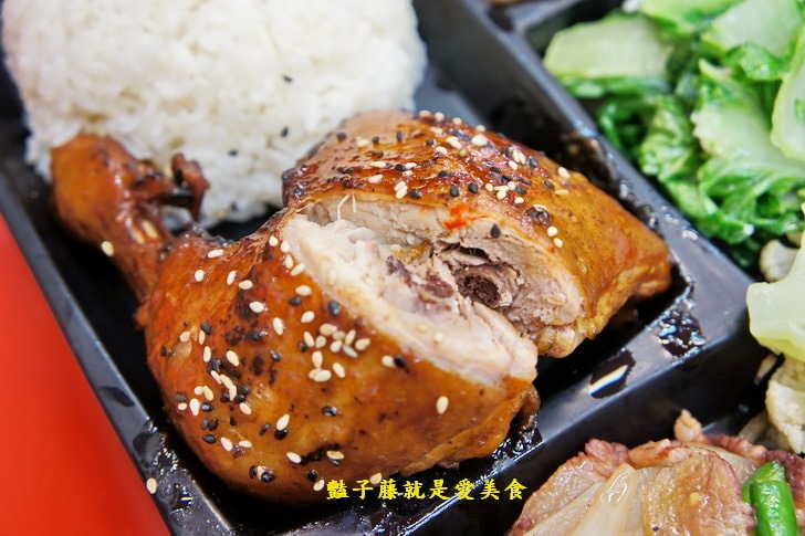 【小劉排骨飯專賣店】基隆火車站美食.鐵路排骨便當.碳烤雞腿好吃無誤.香酥雞排香噴噴.豔子藤美食地圖