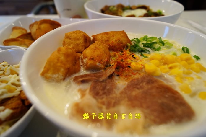 台中平價美食牛肉丼飯．凱撒盒子史上最Q起司米烏龍麵必吃推薦【豔子藤就是愛美食】