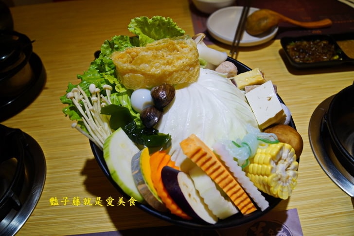 【養鍋石頭鍋涮涮鍋】台中逢甲美食.東北酸白菜霜降珍豬鍋.山藥牛奶低脂牛肉鍋.多種品鍋自由選