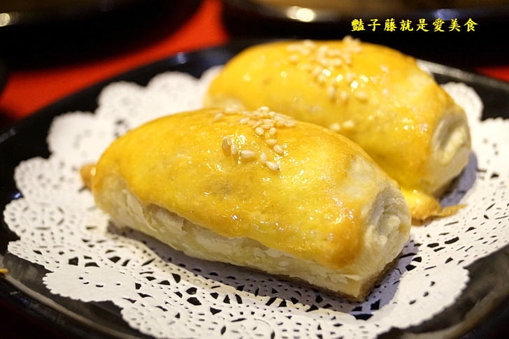【紅點港飲食販店】台中港式飲茶．味菜蒸肥腸和蟹柳花枝餃蒸正點．波蘿包烤香點．燒臘點蜜汁叉燒