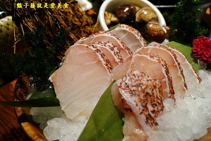 【八豆食府精緻鍋物】員外家裡的花田喜彘真是吃紅蘿蔔長大的豬.澳洲9級和牛鮮嫩汁多.鍋物湯底慢燉雞湯