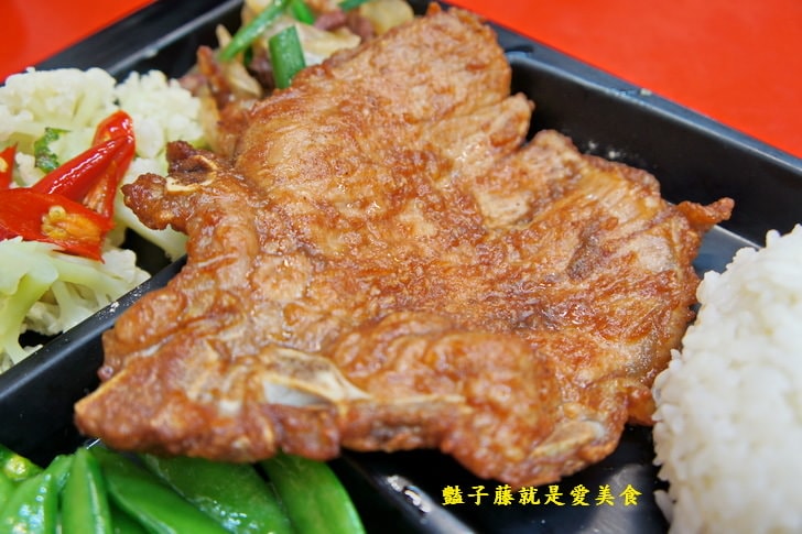 【小劉排骨飯專賣店】基隆火車站美食.鐵路排骨便當.碳烤雞腿好吃無誤.香酥雞排香噴噴.豔子藤美食地圖