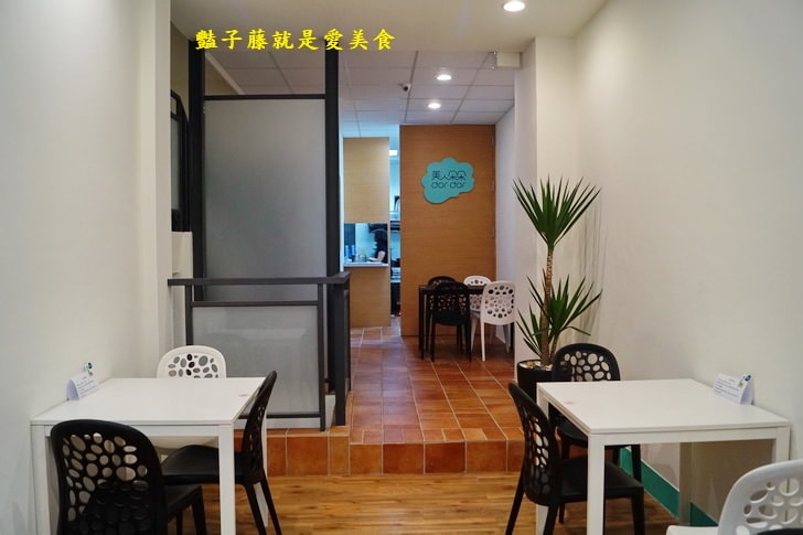 【美人朵朵膠原飲品專賣】台中美食.無敵厚切日式豬排湯咖哩.香烤雞腿南洋風.夢幻寶石素燕窩大推