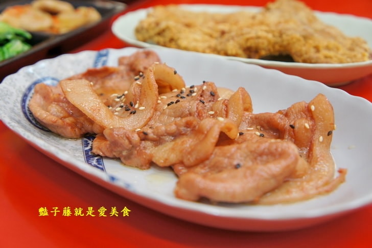 【小劉排骨飯專賣店】基隆火車站美食.鐵路排骨便當.碳烤雞腿好吃無誤.香酥雞排香噴噴.豔子藤美食地圖