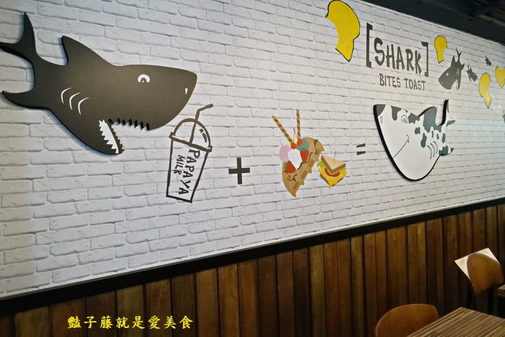 捷運中山國中站休閒美食．煎燒起司牛肉堡大飽口福．鯊魚咬吐司錦州店【豔子藤就是愛美食】