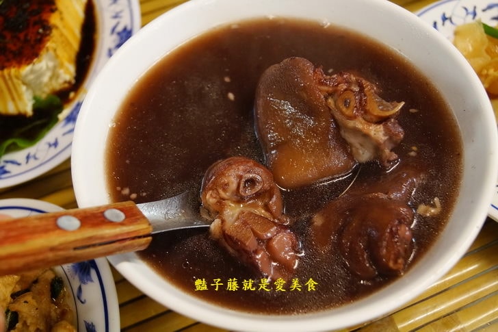泰雅婆婆美食店．烏來老街美食芋頭月桃飯．黑森林勇士湯很厲害【豔子藤就是愛美食】