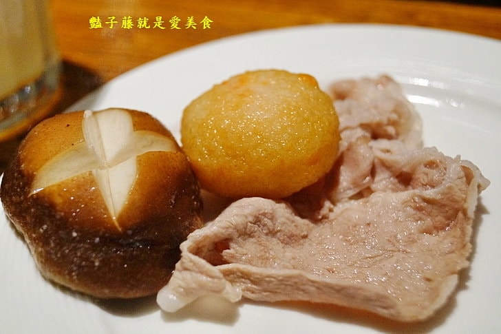 【八豆食府精緻鍋物】員外家裡的花田喜彘真是吃紅蘿蔔長大的豬.澳洲9級和牛鮮嫩汁多.鍋物湯底慢燉雞湯