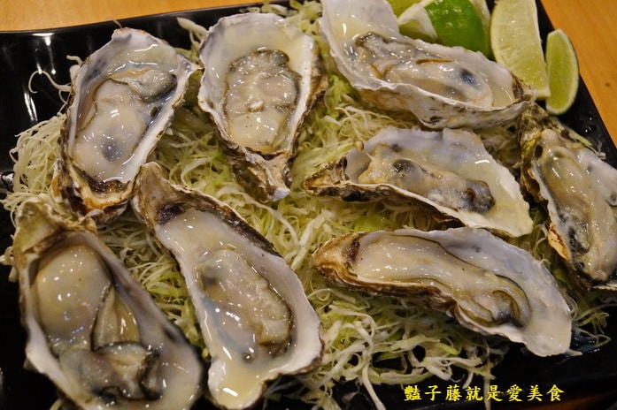 東來屋平價日式燒烤．霸王鮮蚵太吸睛串燒肉串好好吃【豔子藤就是愛美食】