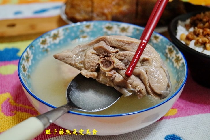 【擺擺桌】幸福在家吃飯．擺一桌美味家常料理．蠔油厚雞腿排．香滷肉燥．蒜頭燉雞湯的幸福飯桌