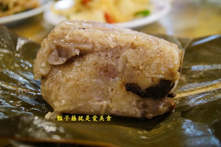 泰雅婆婆美食店．烏來老街美食芋頭月桃飯．黑森林勇士湯很厲害【豔子藤就是愛美食】