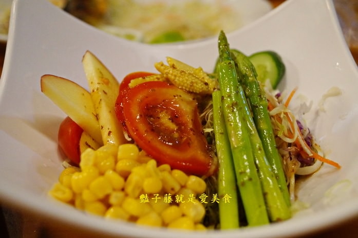 東來屋平價日式燒烤．霸王鮮蚵太吸睛串燒肉串好好吃【豔子藤就是愛美食】