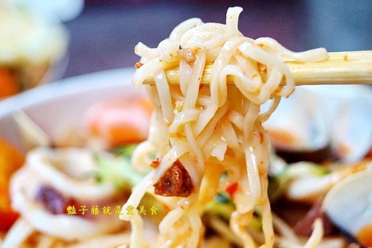 【泰后月亮蝦餅】台中一中街美食.晚餐吃什麼?泰式海鮮涼拌泡麵.打拋豬肉飯.爆漿起司蝦餅.泰式料理吃飽飽