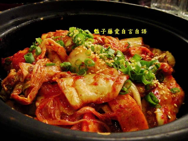 大戶屋日式定食．炭烤雞肉沙拉和豬肉泡菜土鍋蓋飯都很厲害【豔子藤就是愛美食】