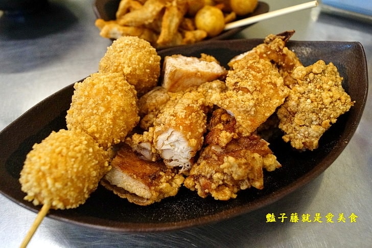 【台香麻辣大腸蚵仔麵線】台中西屯30年代傳統小吃.祖傳藥燉排骨.地瓜碰芋圓.古早味冬瓜茶配香雞排花枝丸