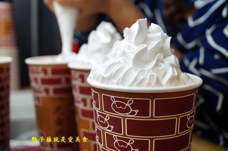 【台灣瘋炸雞】大里國際觀光夜市．東東美食魷魚．一尺古井紅茶炸奶．台中夜市小吃必吃攻略
