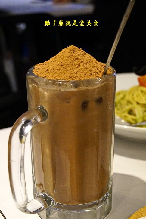 【鬍子茶WHO'S TEA逢甲店】逢甲商圈平價美食.歐巴的泡麵石鍋.布雷克的帕里尼.黑鬍子奶茶.恐龍美祿.美食環遊世界