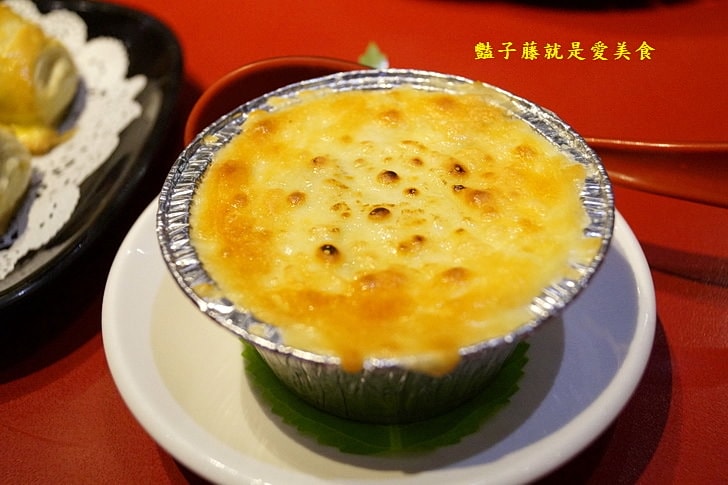 【紅點港飲食販店】台中港式飲茶．味菜蒸肥腸和蟹柳花枝餃蒸正點．波蘿包烤香點．燒臘點蜜汁叉燒