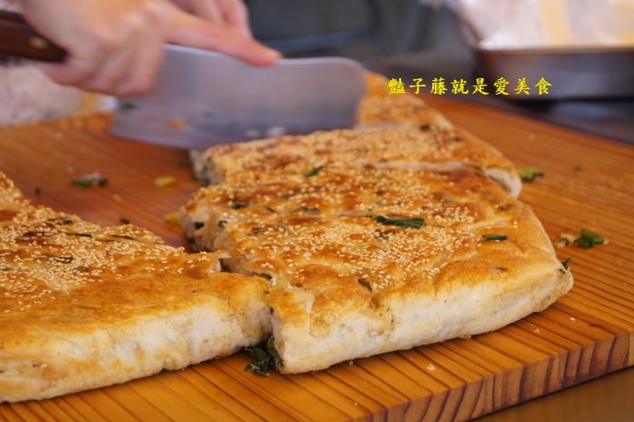 董家蔥花大餅．臺中自由路必吃美食．蔥多香酥美味小吃【豔子藤就是愛美食】