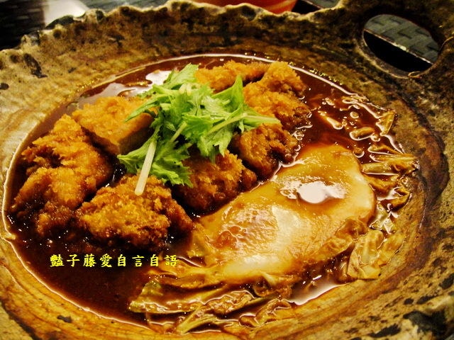 大戶屋日式定食．炭烤雞肉沙拉和豬肉泡菜土鍋蓋飯都很厲害【豔子藤就是愛美食】