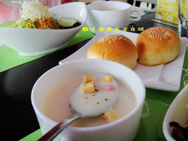 台中異國美食＆日光．郡美味饗宴燒烤香草豬肋排+鄉村香料烤春雞【豔子藤就是愛美食】