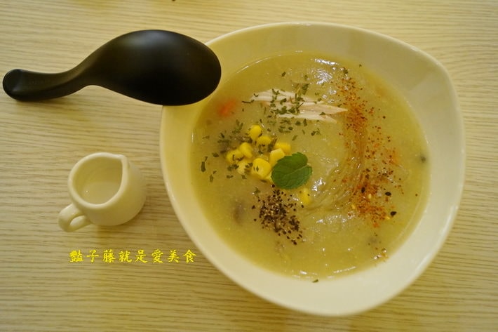 湯藝術老爺下麵．鐵板牛小排和何首烏雞肉鍋太搶戲．臺中市大里美食【豔子藤就是愛美食】
