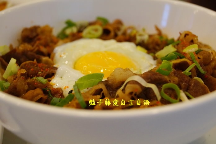 台中平價美食牛肉丼飯．凱撒盒子史上最Q起司米烏龍麵必吃推薦【豔子藤就是愛美食】