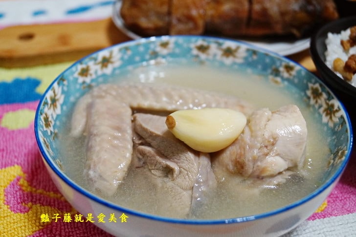 【擺擺桌】幸福在家吃飯．擺一桌美味家常料理．蠔油厚雞腿排．香滷肉燥．蒜頭燉雞湯的幸福飯桌