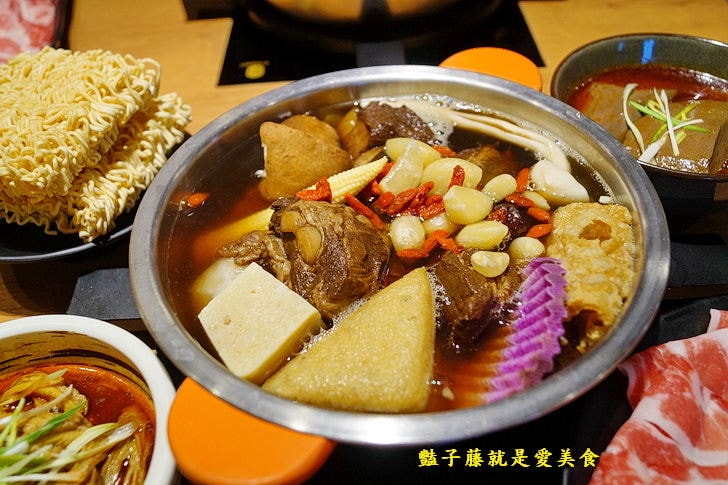 【鬼椒一番鍋】新竹火鍋美食.鬼椒麻辣霜降牛肉鍋.吃香又喝辣.鬼椒必點特色鍋.肉骨茶小排鍋.豬腩排入味好吃