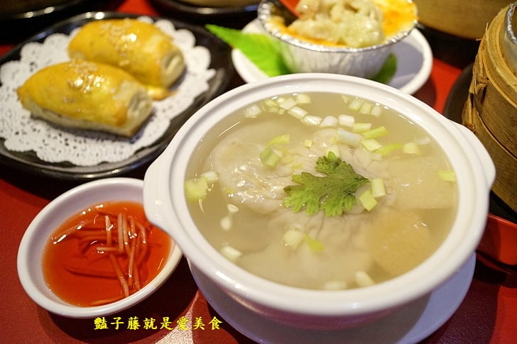【紅點港飲食販店】台中港式飲茶．味菜蒸肥腸和蟹柳花枝餃蒸正點．波蘿包烤香點．燒臘點蜜汁叉燒