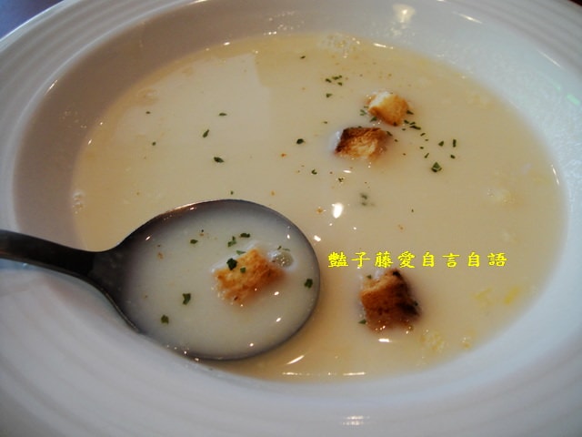 台中異國美食＆弗卡夏義式廚房。手工義式薄皮披薩+非點不可的脆薯和轟炸雞腿【豔子藤就是愛美食】