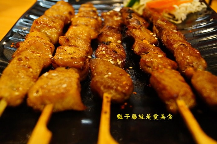 東來屋平價日式燒烤．霸王鮮蚵太吸睛串燒肉串好好吃【豔子藤就是愛美食】