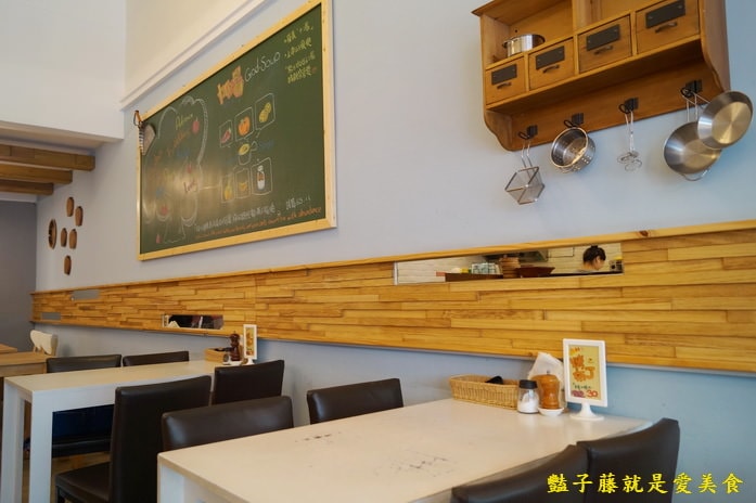台中北平路美食．加湯專賣好湯．奶油起司焗烤麵包彈好食【豔子藤就是愛美食】