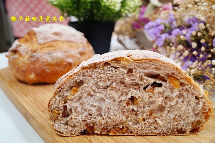 【品麵包】台中吐司專賣店.早晨六點半.中部最早出爐的完熟吐司.愛上吐司.50種吐司.日系歐式麵包細細品味