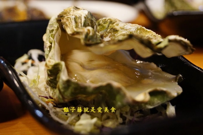 東來屋平價日式燒烤．霸王鮮蚵太吸睛串燒肉串好好吃【豔子藤就是愛美食】
