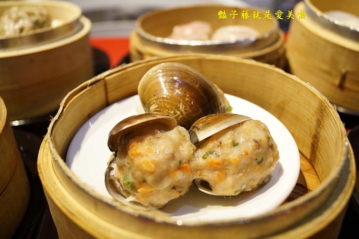 【紅點港飲食販店】台中港式飲茶．味菜蒸肥腸和蟹柳花枝餃蒸正點．波蘿包烤香點．燒臘點蜜汁叉燒