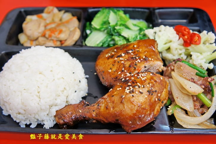 【小劉排骨飯專賣店】基隆火車站美食.鐵路排骨便當.碳烤雞腿好吃無誤.香酥雞排香噴噴.豔子藤美食地圖