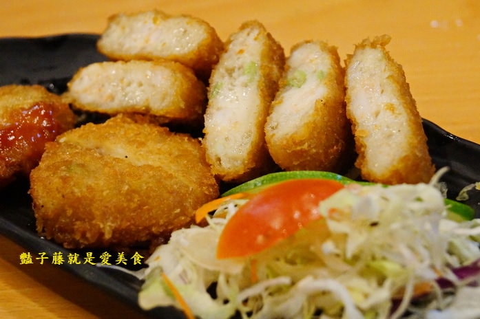 東來屋平價日式燒烤．霸王鮮蚵太吸睛串燒肉串好好吃【豔子藤就是愛美食】